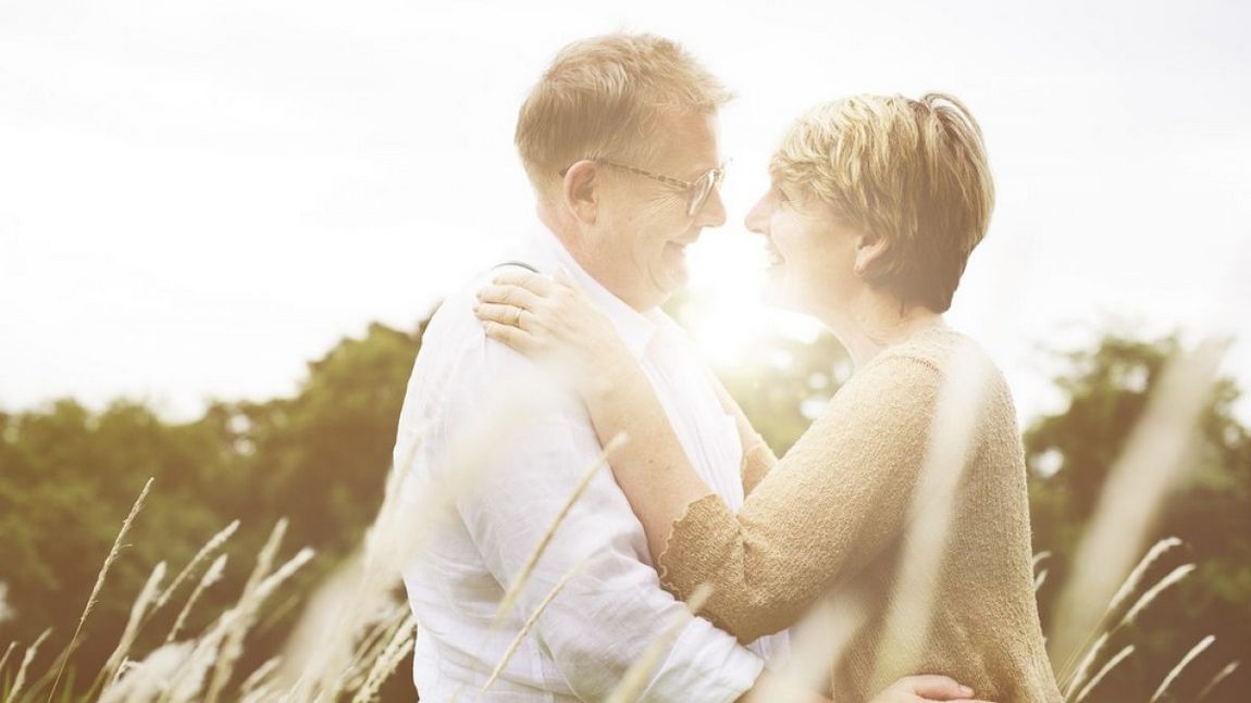 
 No Luck With Dating Apps? (Try These 3 Tips!)
